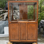 Guichet de caisse en bois