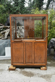 Guichet de caisse en bois