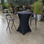 Table N°6 mange debout
