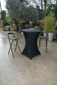 Table N°6 mange debout