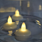 Petites bougies flottantes sur l'eau