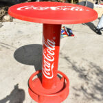 Mange debout Coca Cola