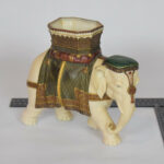 Eléphant en porcelaine antique