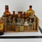 MATERIEL MEDICAL lot de bouteilles de pharmacie